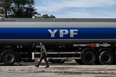 Argentina logra un respiro en el juicio por la expropiación de YPF y evita caer en desacato ante la justicia estadounidense