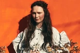 Compone desde los 10 años, sueña con "eliminar la negatividad" y hoy se presenta como una de las favoritas para ganar: así es Zoë Më, la anfitriona de Eurovisión