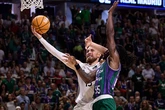 Sangre, sudor, polémica y orgullo: Unicaja sigue con vida tras derrotar al Madrid en un desenlace agónico