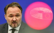 Bruselas prohíbe la importación de gas ruso y defiende que Naturgy y Repsol podrán romper sus contratos sin indemnizar a Putin alegando "fuerza mayor"