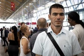 La desolación de Abdeslam, uno de los miles de viajeros atrapados en Barajas: "Pagué 460 euros para ir al entierro de mi padre y ahora no voy a llegar"
