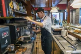 Los precios de los servicios dan una tregua y registran su inflación más baja en la UE en tres años