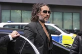 El comediante Russell Brand se declara no culpable de varios cargos de violación y agresión sexual