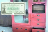 Compra un mueble de segunda mano por 200 euros y descubre más de 190.000 euros en bonos postales