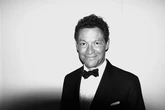 Dominic West: "Tengo cinco hijos y 12 cerdos en mi casa, no me cuesta mucho desconectar"