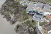 El Hospital de Parapléjicos en Toledo traslada sus equipos a plantas superiores y la UME construye un dique ante la crecida del Tajo