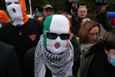 La justicia británica archiva la causa por terrorismo del rapero irlandés que mostró una bandera de Hezbolá por un defecto de forma: "La acusación es ilegal"