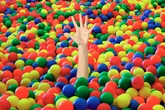 Parques de bolas, campamentos, museos de chuches...: la gran estafa