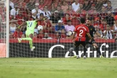 Plácido estreno del Barcelona ante un Mallorca que se quedó con nueve en el minuto 38