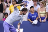 Medvedev, eliminado del US Open por Bonzi en un partido caótico: un fotógrafo se mete en la pista, el ruso se encara con el juez de silla, abucheos, remontadas...