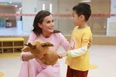 Perros robots guías y sillas de ruedas controladas por la mente: el pionero centro tecnológico para personas con discapacidad que la primera dama china ha enseñado a la Reina Letizia