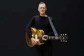 Bryan Adams, el eterno icono del rock golpea de nuevo: "Me da igual si nadie me recuerda dentro de 50 años, la fama es el éxito equivocado"