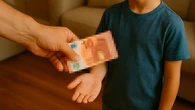¿Cuánto y desde cuándo hay que dar la paga? Casi seis de cada diez padres la dan a sus hijos con una asignación media de 14,5 euros