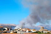Un incendio forestal obliga a desalojar el Monasterio de Yuste, en Cáceres