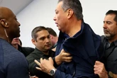 Un senador de EEUU, expulsado y esposado durante una rueda de prensa de Kristi Noem