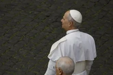 León XIV reza la oración Regina Coeli desde el balcón de basílica San Pedro y pide "no más guerra"