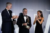 El "magistral" discurso de Carlos Alsina tras recibir el Premio Luca de Tena: "He aprendido a distinguir la crítica del linchamiento"