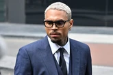 Chris Brown se declara no culpable de un cargo por agredir y herir a un productor musical