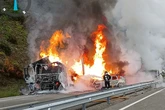 Un accidente múltiple corta la A-15 en Larraun (Navarra) durante horas: dos camiones y una furgoneta en llamas