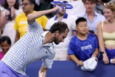 Medvedev destroza su raqueta tras la derrota ante Benjamin Bonzi