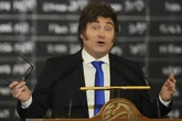 Milei da una marcha atrás parcial con la liberación del mercado de cambios ante la desconfianza del mercado