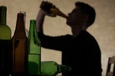 Descubren las neuronas responsables del consumo excesivo de alcohol: "Solo unas pocas células participan en comportamientos específicos"