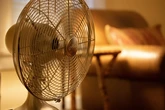 ¿Cuánto cuesta al mes dormir con el ventilador encendido cada noche? Este es el gasto 'extra' de tu factura en verano