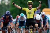 El velocista Kooij gana una etapa nerviosa del Giro en la que hubo susto para Ayuso