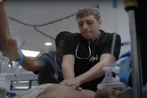 El drama médico de HBO triunfador en los Emmy 2025 que arrasa con casos límite y tensiones internas: emociones extremas y giros en cada capítulo