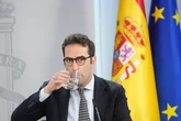 El Gobierno da luz verde a la OPA de BBVA por Banco Sabadell pero congela su fusión al menos 3 años y prohíbe los despidos