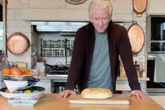 Patrick Duffy, del éxito de ser Bobby en Dallas a fabricar y vender pan de masa madre junto a su novia