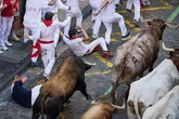 Tercer encierro de San Fermín | Un corneado en un encierro eléctrico de los toros debutantes de Álvaro Núñez