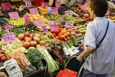 Los hogares compran hoy un 1,8% menos de productos no duraderos que antes de la pandemia, pero pagan por ellos un 21% más