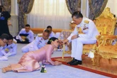 Dos hijos repudiados del polémico rey de Tailandia denuncian que se les impide viajar al país