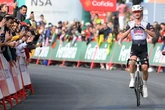 Ayuso entierra sus posibilidades en la Vuelta y Vine se lleva la primera etapa de alta montaña