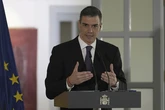 Parapetado Sánchez en su agrietado muro