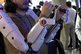 Así es el robot exoesqueleto con IA en el MWC de Barcelona que ayudaría a los pacientes de ictus