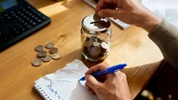 ¿El ahorro es cuestión de dinero o de costumbre?: tres de cada cinco hogares españoles cree que ahorra muy poco