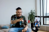 Un actor vende su cara por 750 dólares a la IA y ahora vende horóscopos en TikTok: "Ha sido surrealista (y a veces vergonzoso)"