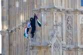 Un hombre trepa la torre del Big Ben con una bandera de Palestina