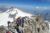 Colas en el Aneto y récord de rescates, el boom del montañismo inunda de aficionados el Pirineo: "Si te gusta la montaña no vas ahí"