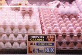 El aumento de la demanda y la gripe aviar en Estados Unidos disparan un 25% el precio de los huevos: "Se va a poner muy complicado"