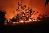 Dos incendios forestales en Galicia queman ya casi 1.000 hectáreas y obligan a evacuar varias aldeas