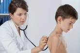 Los pediatras denuncian el aumento de las pseudoterapias : "Tenemos que defender el bienestar del niño, incluso si ello nos pone en contra de los padres"