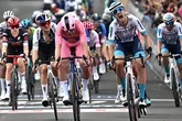 Mads Pedersen gana, de rosa, su tercera etapa en cinco días