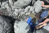 Un hombre sobrevive tras tres horas atrapado por una roca de 317 kilos en Alaska