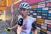La última desgracia de Ayuso, una picadura de avispa, le hace abandonar el Giro maldito: "No puedo ver por el ojo derecho"