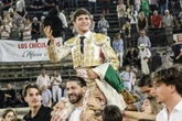 Aarón Palacio sale por la Puerta de los Cónsules en su alternativa en Nimes; Pablo Aguado pone boca abajo el Coliseo
