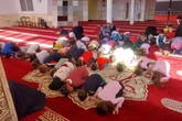 Polémica por la foto de los niños de una guardería católica arrodillados durante la visita a una mezquita en Treviso