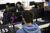 Las sociedades médicas se unen por primera vez para instar a que los adolescentes no vean más de 2 horas al día de pantallas: "Crean adicción como las tragaperras"